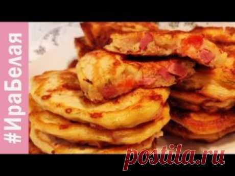 ЛЕНИВАЯ МИНИ ПИЦЦА, ВКУСНЫЙ БЫСТРЫЙ ЗАВТРАК | РЕЦЕПТ: Мука 6 - 7 ст. л., 
Яйца 1 шт., 
Кефир 200 мл., 
Соль 1/4 ч. л., 
Сахар 1/3 ч. л., 
Сода 1/3 ч. л., 
Колбаски 100 гр., 
Помидор 1 шт., 
Сыр 100 гр., 
Зелень, 
Раст. масло для жарки | Irina Belaja
