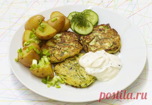 Кабачковые оладьи и молодой картофель