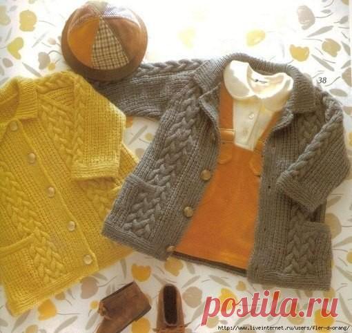 КАК СВЯЗАТЬ ДЕТСКОЕ ПАЛЬТО 

Два размера. Высота спинки 41 (44) см. Плотность вязания 25 п. х29 р. = 10 х 10 см. 5 пуговиц. Спицы для получения нужной плотности. 400 г. пряжи.
Рельефный рисунок — узор из кос и резинка 1х1 делают эту кофту не только красивой, но и теплой. Малышка будет чудесно выглядеть в ней.

Спинка и передние полочки

Как вы заметили кофта вяжется с регланом.
Для полочки набрать 56 (58) п. и Вязать 10 п. резинка 1х1, 23 п. — косы, 23 (25) п. резинка 1х1....