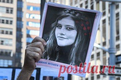 В Иране рассказали про причину смерти Махсы Амини. Смерть Махсы Амини наступила не из-за нанесенных физических травм, а в результате полиорганной недостаточности, вызванной церебральной гипоксией. В отчете также говорится, что Амини упала во время содержания под стражей из-за «сопутствующей болезни» и якобы не получала никаких травм в процессе задержания полицией.