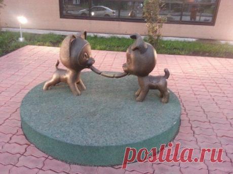 Памятник героям мультфильма / Занимательная реклама