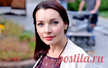 Наталия Антонова: как живёт и кем оказался муж талантливой актрисы Публикация посвящена талантливой актрисе Наталии Антоновой. За её творчеством наблюдают миллионы любителей мелодрам, женщина пытается играть персонажей разного амплуа, но поклонники лучше всего воспринимают лирические роли. Фильмография уже перевалила отметку в 50 картин.
Детство, увлечения, образование и карьера
Наташа родилась в марте 1974 года в столице.