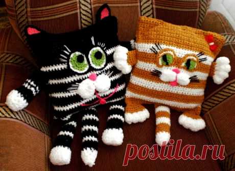 Подушки-игрушки коты.