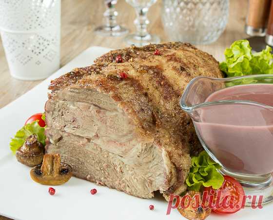 Запеченная свиная шея, шпигованная чесноком, с соусом бер руж на Вкусном Блоге Соус бер руж помните? Не так давно я давала здесь его рецепт. Пришло время применить его на практике в сочетании с мясом. С запеченной свиной шеей он сочетается просто отлично. В сегодняшнем рецепте сочная свиная шея шпигуется чесноком для пущего аромата. Мясо отлично дополняют запеченные в той же форме шампиньоны.…