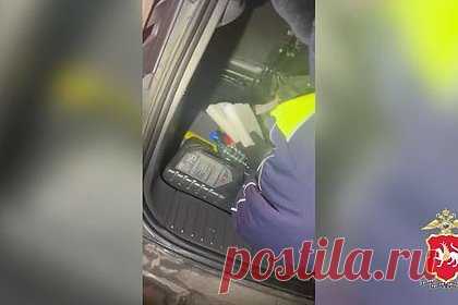 Набитая взрывчаткой машина российского пенсионера попала на видео. В автомобиле Ford C-MAX, за рулем которого был 64-летний пенсионер, оказалось девять килограммов взрывчатки. На кадрах видно, как сотрудники ГИБДД изымают из багажника металлические цилиндры, в которых находится взрывчатое вещество. Автомобиль жителя Хабаровска полицейские остановили в Казани на стационарном посту.
