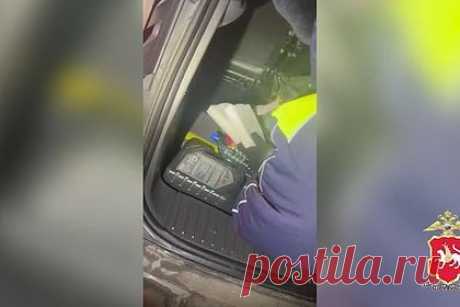 Набитая взрывчаткой машина российского пенсионера попала на видео. В автомобиле Ford C-MAX, за рулем которого был 64-летний пенсионер, оказалось девять килограммов взрывчатки. На кадрах видно, как сотрудники ГИБДД изымают из багажника металлические цилиндры, в которых находится взрывчатое вещество. Автомобиль жителя Хабаровска полицейские остановили в Казани на стационарном посту.