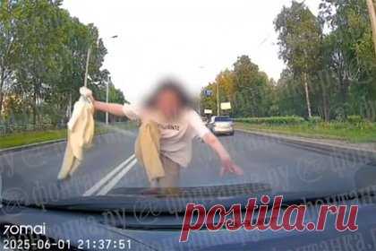В Петербурге девушка набросилась на машину с семьей внутри и попала на видео