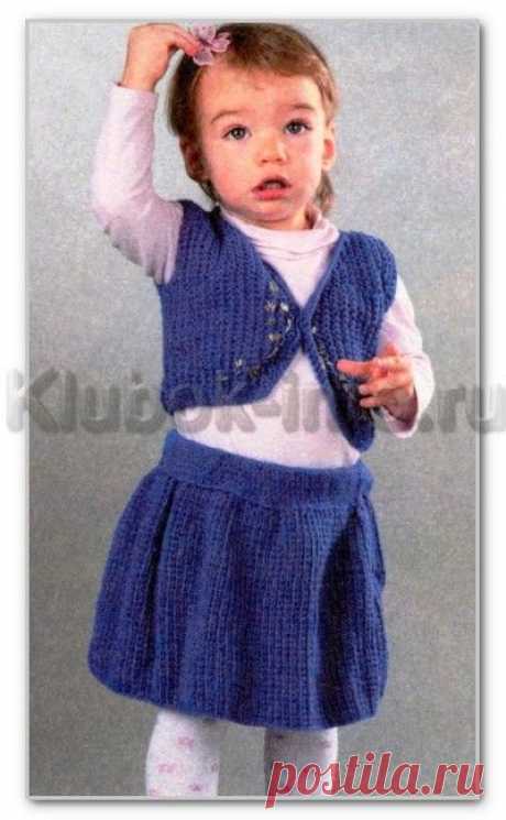 Вязание детям спицами. Однотонный жилет с вышивкой и юбка для девочки 1 года