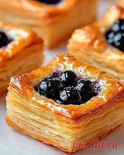 Готовим слоеные пирожные с сыром и черникой