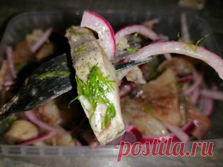 Селедку, приготовленную по этому рецепту подают в Кремле. Видео
Помните, как в СССР хозяйки готовили селедку очень просто — готовую рыбу резали на кусочки, не извлекая хребет, поверх выкладывали лук и заливали растительным маслом. Так селедку подавали в обычных советских семьях, а вот в высших слоях общества слабосоленую селедочку подавали совершенно по-другому. Впервые такую селедку моя мама попробовала такую селедку в одном из ресторанов. […]
Читай пост далее на сайте. Жми ⏫ссылку выше