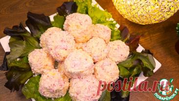 Закуска Рафаэлло с крабовыми палочками. Иногда самые эффектные закуски рождаются из самых простых ингредиентов. Мои сырные шарики Рафаэлло — как раз такие, они нежные, пикантные и такие красивые, что на праздничном столе они исчезают быстрее, чем появляются. Готовятся легко, выглядят шикарно, а вкус… ну прямо маленькая магия. Давайте приготовим эту красоту вместе!