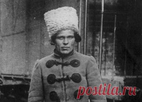 Какая личная жизнь была у батьки Махно Нестор Махно был неординарной личностью. С 7 лет он был вынужден наниматься батраком, но сумел проучиться 4 года в церковно-приходской школе. В 16 лет он играл в заводском театральном кружке и сочинял неплохие стихи. В юности Нестор примкнул к банде, которая занималась тем, что сейчас называется терроризмом, и был осуждён сначала на казнь, а затем на 20 лет каторги, от которой освободился по амнистии Временного правительства.