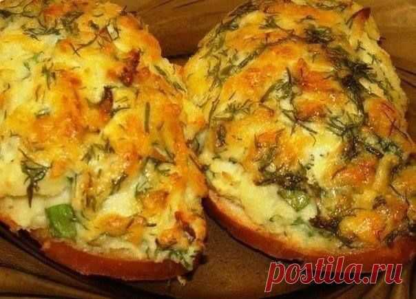 Ленивчики 
Наверное у каждого остается картофельное пюре и как всегда думаете: куда его впихнуть. Предлагаю приготовить это ленивое блюдо. Можно назвать их ленивые пирожки, можно горячие бутерброды. Но суть не в названии, а в том,что это очень вкусно.
У нас есть хлебушек или батон или лаваш, что под рукой найдется.