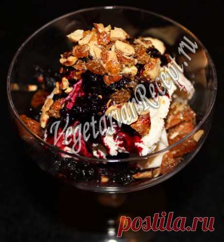 Мороженое с черникой и миндальным пралине