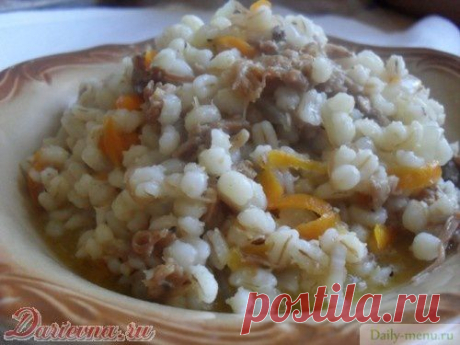 Перловая солдатская каша с мясом - сытное и очень вкусное блюдо. Приготовьте ее по нашему рецепту - вы не пожалеете! Употребление в пищу перловки – залог крепкого иммунитета и профилактика возникновения простудных заболеваний. Содержащийся в крупе лизин оказывает противовирусный эффект при герпесе и простуде. Ну и конечно, в ней много полезных вимаминов, микроэлементов, аминокислот.