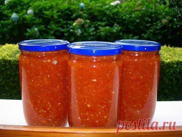 #кухня#рецепты#советы#семья

Аджика: 17 рецептов на любой вкус

Рецепт №1
5 кг помидоров, 1 кг сладкого перца, 16 штук горького перца, 300 г чеснока, 0,5 кг хрена, 1 стак. соли, 2 стак. уксуса, 2 стак. сахара.
Все перемолоть на мясорубке, включая семечки из перца (в нем обрезаются только хвостики и внутри он не вычищается), добавить сахар, соль, уксус, дать постоять минут 50, разлить по бутылкам. Кипятить не нужно. Хранится хорошо в бутылках без холодильника.

Рецепт №2
20...