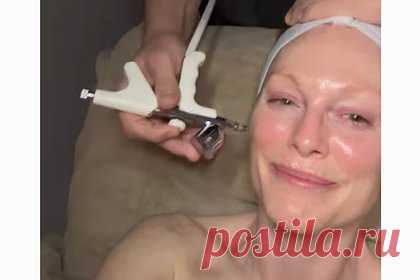 62-летняя Джулианна Мур снялась без макияжа. Американская актриса Джулианна Мур показала внешность без макияжа. 62-летняя знаменитость поделилась видео в сторис, в котором она снялась в кабинете у косметолога. Так, в ролике звезда киноленты «Голодные игры» предстала лежащей на кушетке. На размещенных кадрах видно, что на лице Мур отсутствует косметика.