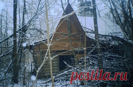 Покойницкая на даче Кронштадтского морского госпиталя - Часовня, Неорусский, 
г. Ломоносов, Пионерлагерь
Построена между 1846 и 1858 гг. как покойницкая, позже стала часовней.