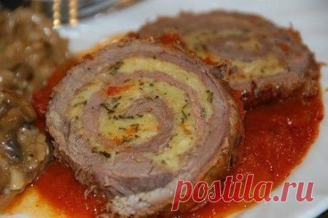 Рулет банкетный 


Приготовьте рулет банкетный по итальянскому рецепту - необычный, красивый и очень вкусный. Ароматное мясо и восхитительно вкусный соус не оставят равнодушным ни одного, даже самого избалованного гурмана. 

Ингредиенты: 

Говядина - 1 кг 
Лук репчатый - 1 шт 
Вино белое сухое - 100 мл 
Сок томатный - 400 мл 
Чеснок - 2 зубчика 
Яйцо - 2 шт 
Сыр - 200 г 
Панировочные сухари белого хлеба - 3 ст. ложки 
Орегано сушеный - 1/2 ч. ложки 
Базилик сушеный - 1/2 ч...