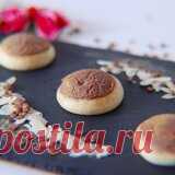 Заварное тесто на профитроли, которое получается всегда ДомашняяПростой. 364800Автор: Telnova22 мая 2020, 12:34. Как приготовить. Видео. Советы к рецепту. Похожие рецепты. Ингредиенты. молоко - 125 гр. соль - 1 щепотка. сахарная пудра - 5 гр. масло сливочное - 65 гр. мука пшеничная - 70 гр. яйца - 110 гр. (2 по 55 гр. ) Пошаговый рецепт приготовления. 1. В ковш наливаю молоко, добавляю соль, сахарную пудру и сливочное масло. Заранее подготавливаю муку. Довожу содержимое ко...