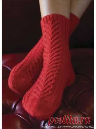 ВЯЗАНЫЕ НОСКИ SWEETHEART SOCKS ОТ CHRISSY GARDINER
Вязаные носки от дизайнера Chrissy Gardiner украшены последовательностью жгутов в форме сердечек. Густая плотность рисунков делает поверхность рельефной, а сами носки более теплыми. 
Размер:
Окружность стопы – 18 см,
Длина стопы – 21.5 см.
Используемая пряжа:
Schoeller + Stahl Fortissima Socka (75% шерсть, 25% полиамид; 210 м / 50 грамм в мотке) – 2 мотка.
Необходимые инструменты:
Набор чулочных (обоюдоострых спиц) № 2,...