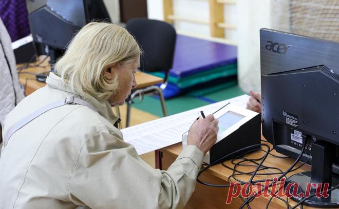 ЦБ обяжет пользователей цифровых рублей пройти идентификацию в госсистеме. Россияне для проведения операций с цифровым рублем должны будут зарегистрироваться в ЕСИА и получить простую электронную подпись. В августе ЦБ планирует начать тестирование реальных цифровых рублей с ограниченным кругом банков