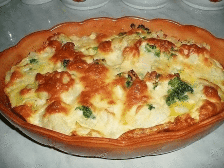 Супер вкуснятина из кабачка за 5 минут
ИНГРЕДИЕНТЫ:
● Кабачок — 1 шт.
● Фарш — 300 г
● Помидоры среднего размера — 3–4 шт.
● Репчатый лук — 1 шт.
● Яйца куриные — 2 шт.
● Сметана — 100 г
● Сыр — 100 г
● Томатная паста — 2 ст. л.
● Соль, перец черный молотый по вкусу
● Масло растительное
ПРИГОТОВЛЕНИЕ:
1. Любой мясной фарш (я использовала свиной) обжариваем в растительном масле на медленном огне.