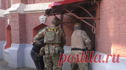 Осуждены на сроки от 15 до 29 лет: ФСБ пресекла деятельность четырёх агентов украинских спецслужб. Федеральная служба безопасности РФ совместно со Следственным комитетом пресекла деятельность четырёх граждан России, причастных к поджогам военных объектов, распространению экстремистских сообщений, подрыву железнодорожного полотна и атаке на военный аэродром по заданию украинских спецслужб. Было установлено, что они были завербованы сотрудниками украинских спецслужб через мессенджеры Telegram и…