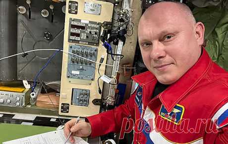 Космонавты написали &quot;Диктант Победы&quot; на МКС. Российским членам экипажа МКС были направлены информационные листы и бланки, в которые нужно было вписать ответы на вопросы
