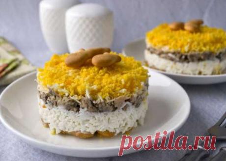 Слоеный Салат С Крекером Рецепт За (35) Минут Вкусный и сытный слоеный салат с крекером. Салат собирается слоями при помощи кулинарного кольца и похож на маленький торт.
