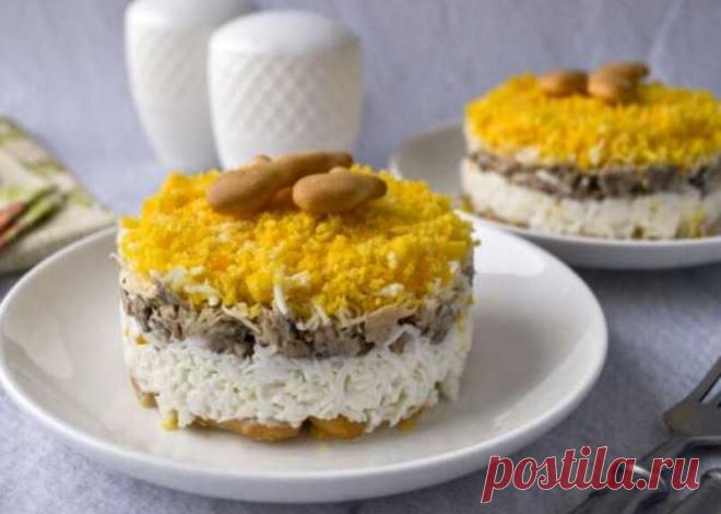 Слоеный Салат С Крекером Рецепт За (35) Минут Вкусный и сытный слоеный салат с крекером. Салат собирается слоями при помощи кулинарного кольца и похож на маленький торт.