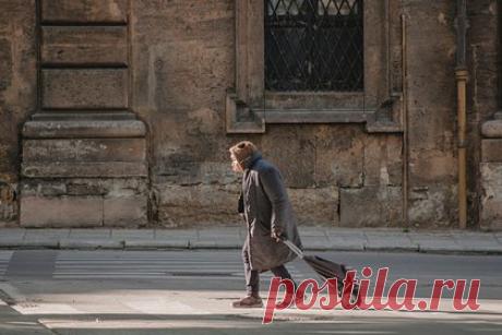 Врач оценил возможность отсрочить развитие болезни Альцгеймера. Невролог Павел Бранд рассказал, что не существует способов предотвратить развитие деменции. Он отметил, что можно выявить у человека ответственные за это поврежденные гены, но они не гарантируют, что болезнь непременно даст о себе знать. Однако отсрочить появление слабоумия можно с помощью интеллектуальных игр.