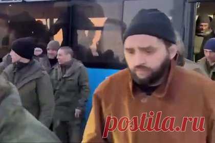 Обмен пленными с Украиной попал на видео. Депутат Госдумы Саралиев показал видео обмена пленными с Украиной. Кадры с вернувшимися российскими военными он опубликовал в своем Telegram-канале. На снятом депутатом видео российские военнослужащие садятся в автобус, где делятся с оператором радостью от возвращения домой.