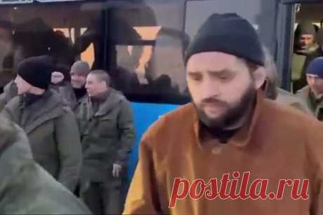 Обмен пленными с Украиной попал на видео. Депутат Госдумы Саралиев показал видео обмена пленными с Украиной. Кадры с вернувшимися российскими военными он опубликовал в своем Telegram-канале. На снятом депутатом видео российские военнослужащие садятся в автобус, где делятся с оператором радостью от возвращения домой.
