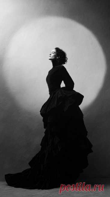 Таинственная актриса в роскошном платье и цилиндре: взгляд на сцену. Генерация из нейросети Midjourney - Midjourney примеры промтов - Форум ИИ о нейросетях - Yes Ai