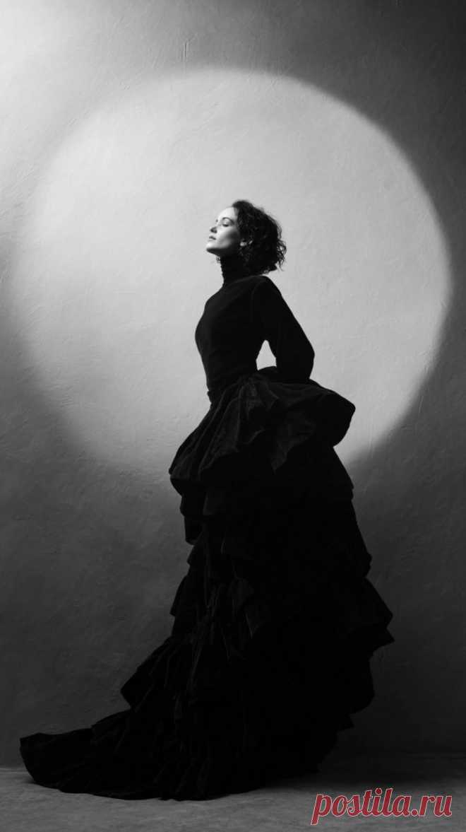 Таинственная актриса в роскошном платье и цилиндре: взгляд на сцену. Генерация из нейросети Midjourney - Midjourney примеры промтов - Форум ИИ о нейросетях - Yes Ai