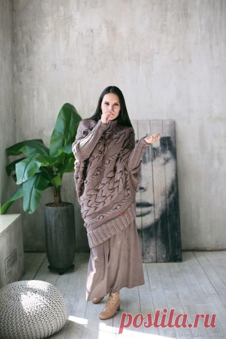 Свитер пончо вязаный женский кофейный оверсайз Мокко-boho – заказать на Ярмарке Мастеров – GQNUHRU | Свитеры, Москва Свитер пончо вязаный женский кофейный оверсайз Мокко-boho в интернет-магазине на Ярмарке Мастеров. Красивый объемный свитер-пончо в стиле бохо из полушерсти.

Пряжа полушерсть взята неспроста - свитер довольно объемный и чтобы он не растягивался под собственным весом в волокне необходим акрил.

Очень теплая и уютная вещь. Может заменить плащ до +10 градусов.