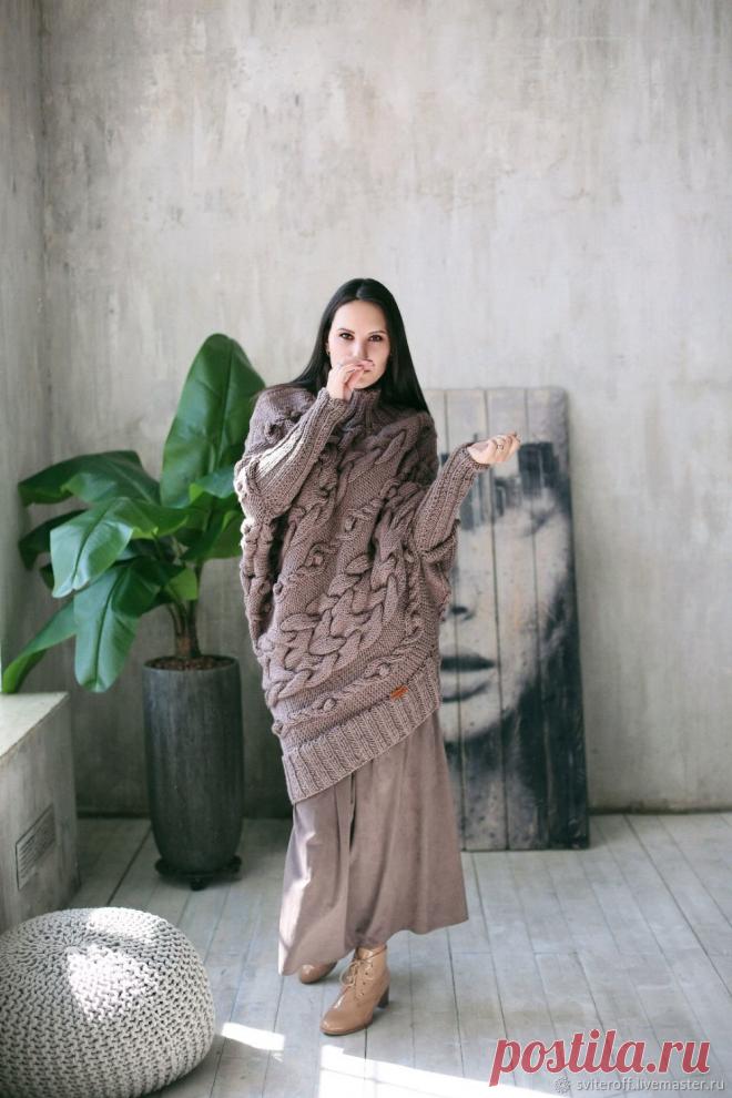 Свитер пончо вязаный женский кофейный оверсайз Мокко-boho – заказать на Ярмарке Мастеров – GQNUHRU | Свитеры, Москва Свитер пончо вязаный женский кофейный оверсайз Мокко-boho в интернет-магазине на Ярмарке Мастеров. Красивый объемный свитер-пончо в стиле бохо из полушерсти.

Пряжа полушерсть взята неспроста - свитер довольно объемный и чтобы он не растягивался под собственным весом в волокне необходим акрил.

Очень теплая и уютная вещь. Может заменить плащ до +10 градусов.