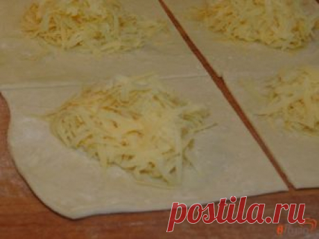 Сырные слойки