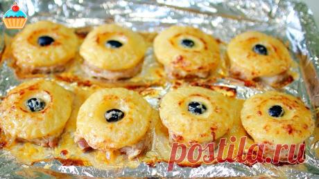 ПРАЗДНИЧНОЕ ГОРЯЧЕЕ БЛЮДО "МЯСО ПО-ФРАНЦУЗСКИ С АНАНАСОМ" - ну, оОчень вкусное! Ингредиенты для 8 порций:&nbsp;600 гр свинина (корейка без косточки)&nbsp;8 шт консервированные ананасы (колечки)&nbsp;8 шт маслины без косточек&nbsp;1 ч.л. сушеный чеснок&nbsp;1 ч.л. сухая аджика по вкусу соль и перец&nbsp;150 гр сыр твердый