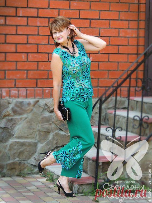 Брючный костюм вязанный в ирландской технике