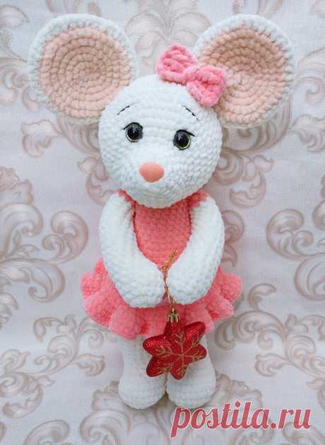 PDF Мышка Мира крючком. FREE crochet pattern; Аmigurumi doll patterns. Амигуруми схемы и описания на русском. Вязаные игрушки и поделки своими руками #amimore - Мышь, мышка из плюшевой пряжи, плюшевый мышонок, крыса.
