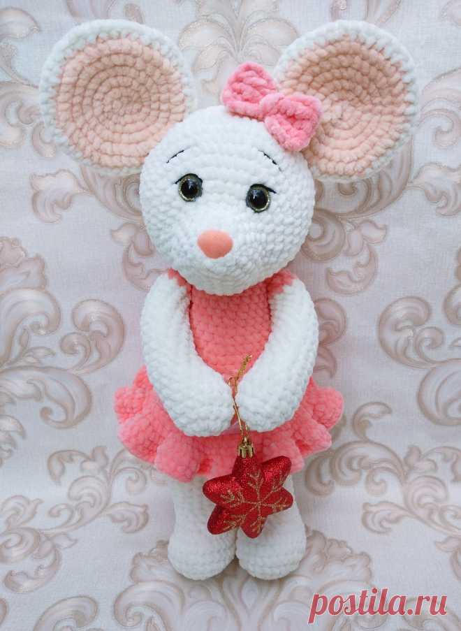 PDF Мышка Мира крючком. FREE crochet pattern; Аmigurumi doll patterns. Амигуруми схемы и описания на русском. Вязаные игрушки и поделки своими руками #amimore - Мышь, мышка из плюшевой пряжи, плюшевый мышонок, крыса.