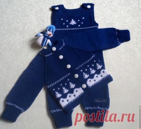 Вязаный комплект для мальчика 'Зима' Купить или заказать Вязаный комплект для мальчика 'Зима' в интернет-магазине на Ярмарке Мастеров. Теплый комплект из 100% мериноса итальянской фирмы ВВВ для мальчика. Комплект состоит из кофточки и штанишек-полукомбинезона с пуговками на плечах. Комплект украшен жаккардом в виде елочек и вышитыми снежинками. Цена указана за размеры 3-6, 6-9 месяцев. Предоплата 50% от стоимости изделия. Доставка почтой России - 200 руб.