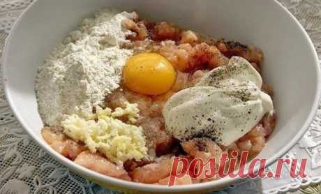 Куриные "растрепки"
Я просто в восторге от этого рецепта. Это так вкусно и сочно! Стал моим любимым.
Ингредиенты:
- куриная грудка - 3 шт
- 2-3 ст. л. майонеза
- 1 яйцо
- 2-3 ст. л. муки или крахмала
- соль, перец по-вкусу
- 3-4 зубчика чеснока
- щепотка карри
Приготовление:
1. Куриное мясо порезать меленькими кубиками,
добавить майонез, яйцо, муку, соль, перец, выдавить чесночка.
2. Должно получиться как тесто на оладьи
и выпекать так же как оладьи на растительном масле.
Коммента