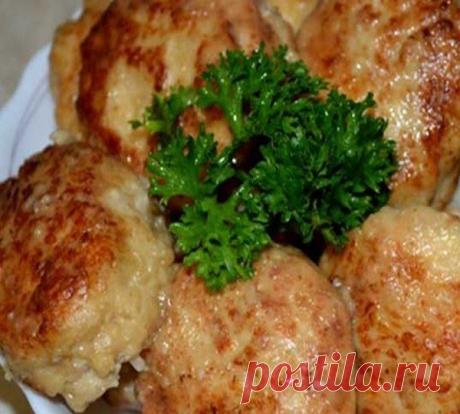Котлетные хитрости 
Сохраняем себе на стену 

Хитрость № 1 - Лучше всего смешивать разные фарши: из свинины, говядины, баранины.
Хитрость № 2 - Молоко добавлять в фарш не советую. Разводить фарш нужно теплой кипяченой водой - до консистенции густой сметаны.
Хитрость № 3 - Класть в фарш нужно только яичные желтки.
Хитрость № 4 - Чем больше лука положить в фарш, тем вкуснее будут котлеты.
Хитрость № 5 - Хлеб в фарш добавлять не обязательно. Попробуйте добавить любые овощи: к...
