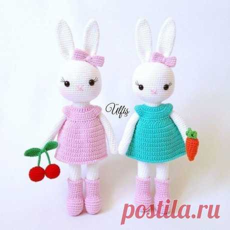 Вяжем красивую парочку зайчиков Описание автора:  Для зайчика нам понадобятся: - белая пряжа (желательно YarnArt Jeans, Alize Cotton Gold) - холлофайбер - глазки 8 мм - пряжа для платья и ботиночек (для платья можно взять акрил, для ботиночек - пожестче, чтоб держали форму) - хлопковая нить для вышивания тоненьких ресничек - крючок 2,5 - игла для сшивания пряжи - ножницы - маркер, для того, чтоб не сбиться со счета (по желанию) Зайка выходит ростом около 30-32 см из пряжи,...