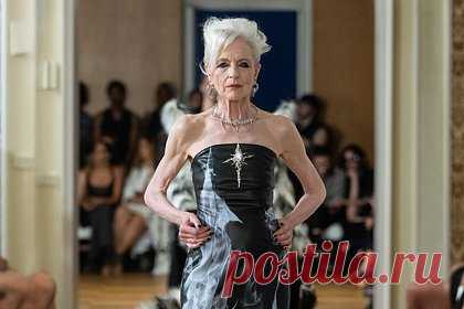 72-летняя модель прошла по подиуму на Неделе моды в Берлине. Немецкая модель и актриса Анна фон Рюден приняла участие в показе бренда Namilia, который прошел в рамках Недели моды в Берлине. 72-летняя манекенщица прошла по подиуму в черном платье, оформленном принтом в виде черепов. На размещенных кадрах видно, что наряд обнажает ее плечи и подчеркивает стройную фигуру.