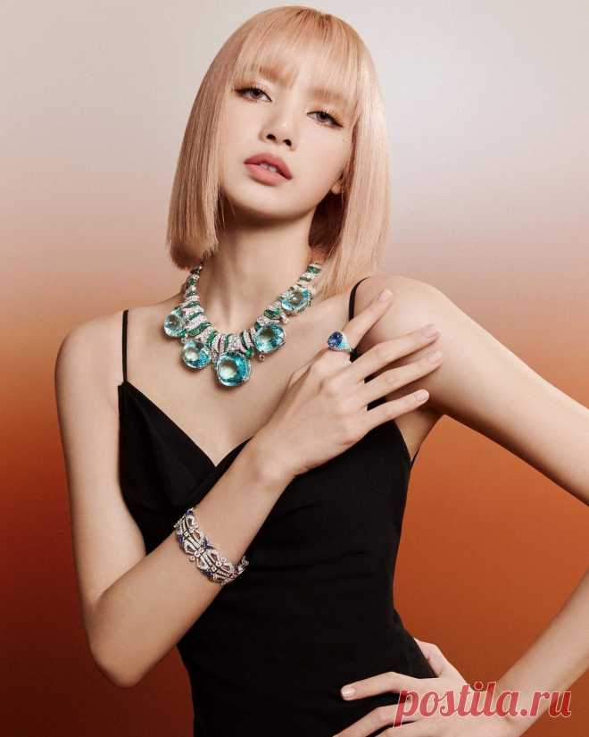 Lisa представила новую коллекцию украшений от Bvlgari - FashionView.ru - ВСЯ МОДА В ДЕТАЛЯХ На презентации коллекции украшений Lisa появилась в платье макси со шлейфом на тонких бретелях с глубоким декольте и открытой спиной