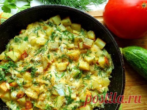 Картошка с сыром на сковороде

Ингредиенты:

Картофель — 3 шт.
Сыр — 50 г
Яйцо — 1 шт.
Укроп — 1 пучок
Масло подсолнечное — 30 г
Лук репчатый — 1 шт.

Приготовление:

1. Почистить картофель и нарезать кубиками.
2. Выложить картофель на разогретую сковороду с подсолнечным маслом и поджарить на сильном огне 3-5 минут, затем добавить нарезанный лук, посолить и жарить картошку до готовности.
3. В натертый сыр добавить яйцо и нарезанную зелень укропа, все смешать.
4. Залить гот...